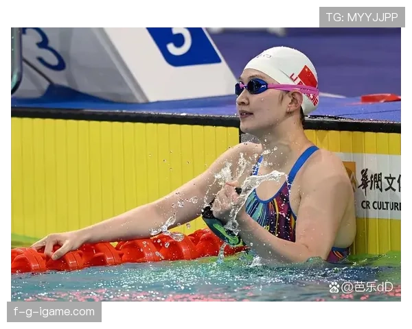 李冰洁泳池里冷面铁人，街边买包笑成小富婆，我就甘拜下风