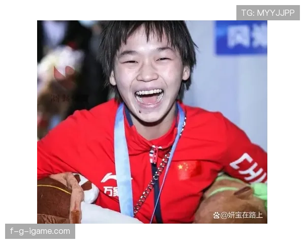 全红婵回家路上还在啃苹果，下一秒就被塞进豪车